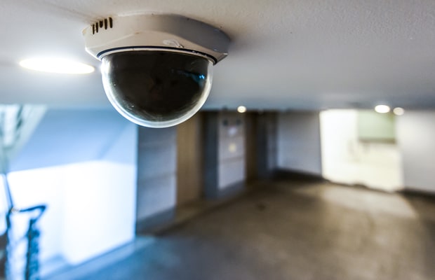 Draadloze dome camera aan het plafond - Shutterstock